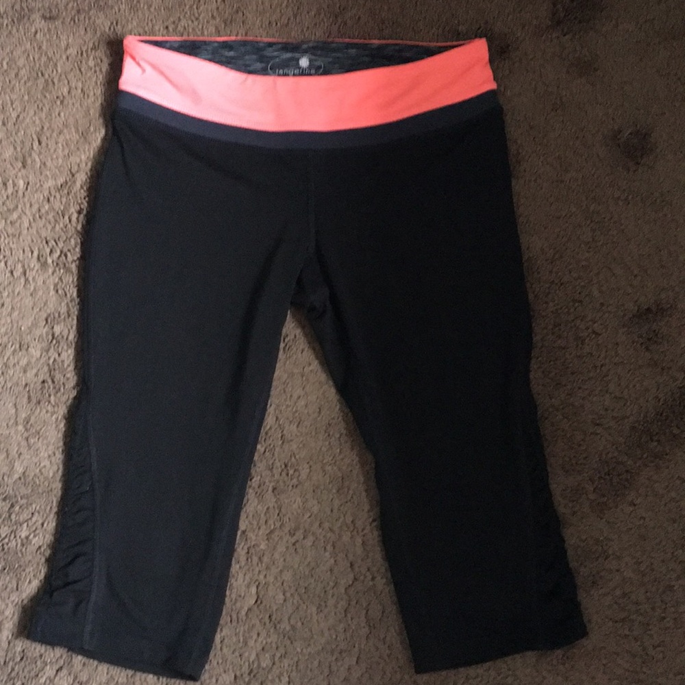 Cropped black sports leggings.